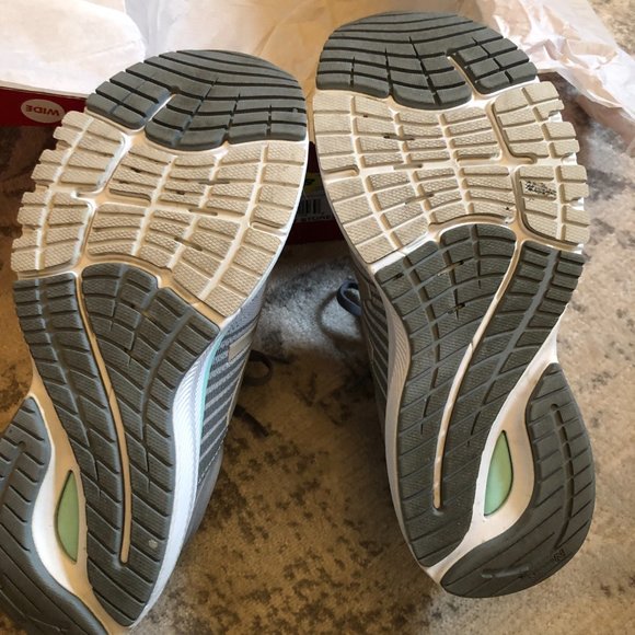 New Balance 860 v10 Running Shoes 9.5 D (Wide) Stability - WORN ONCE - Picture 3 of 9